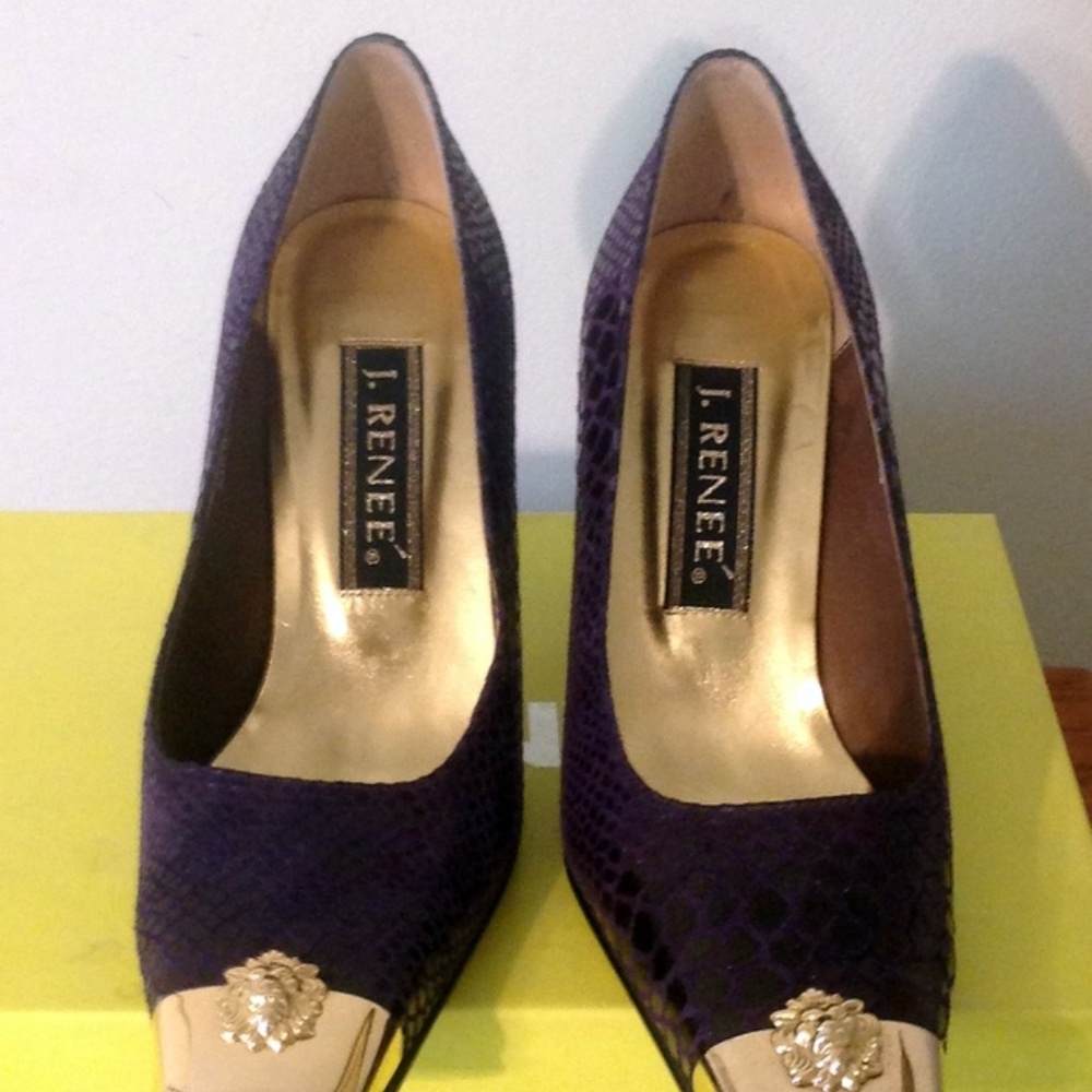 J RENEE NAVY 8M PUMP WITH WITH GOLD DESIGN TOE
